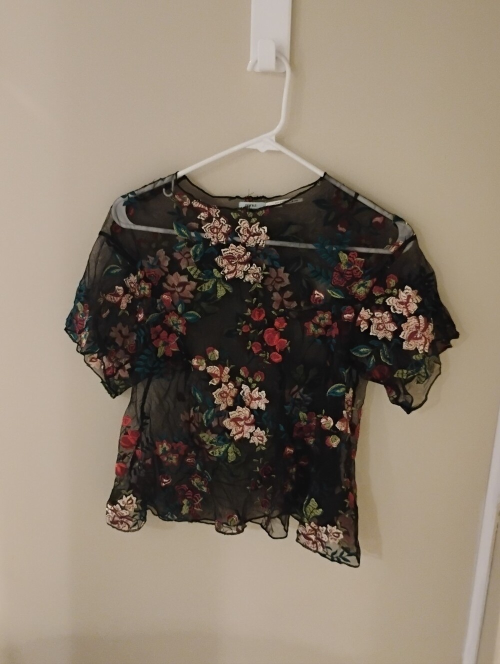 Kimchi Blue Urban Outfitters Alana Floral Embroidered Short Sleeve Top Sz S - Picture 1 of 4